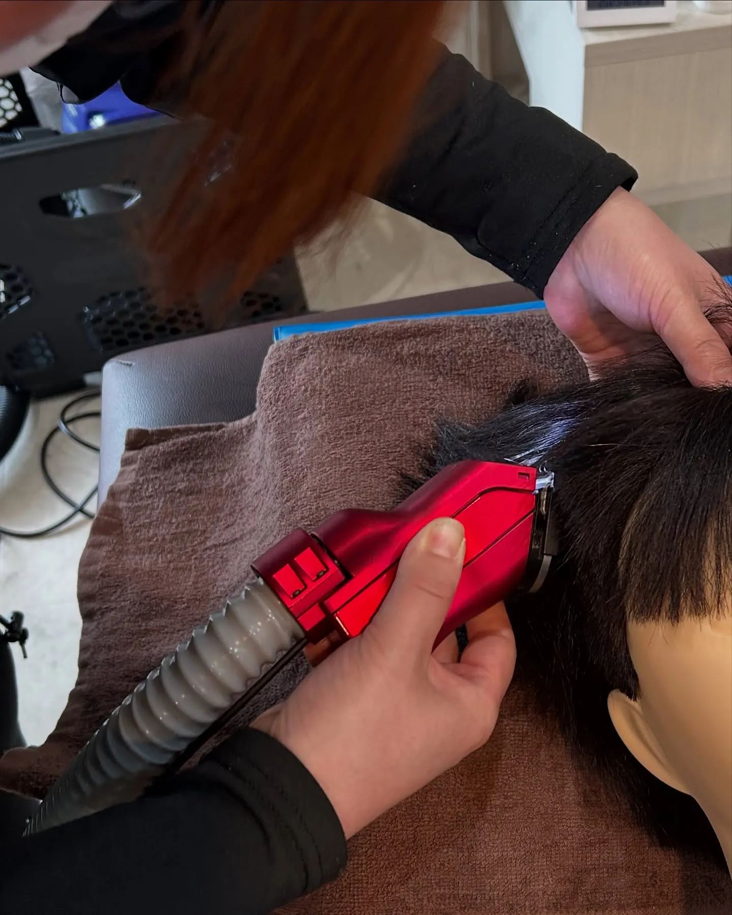 【寝たままカット『ベットカット』練習風景】